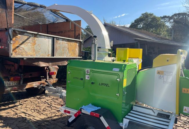 Administração Municipal adquire máquina trituradora de galhos para auxiliar na limpeza urbana