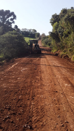 Administração municipal investe na recuperação e manutenção de estradas no interior