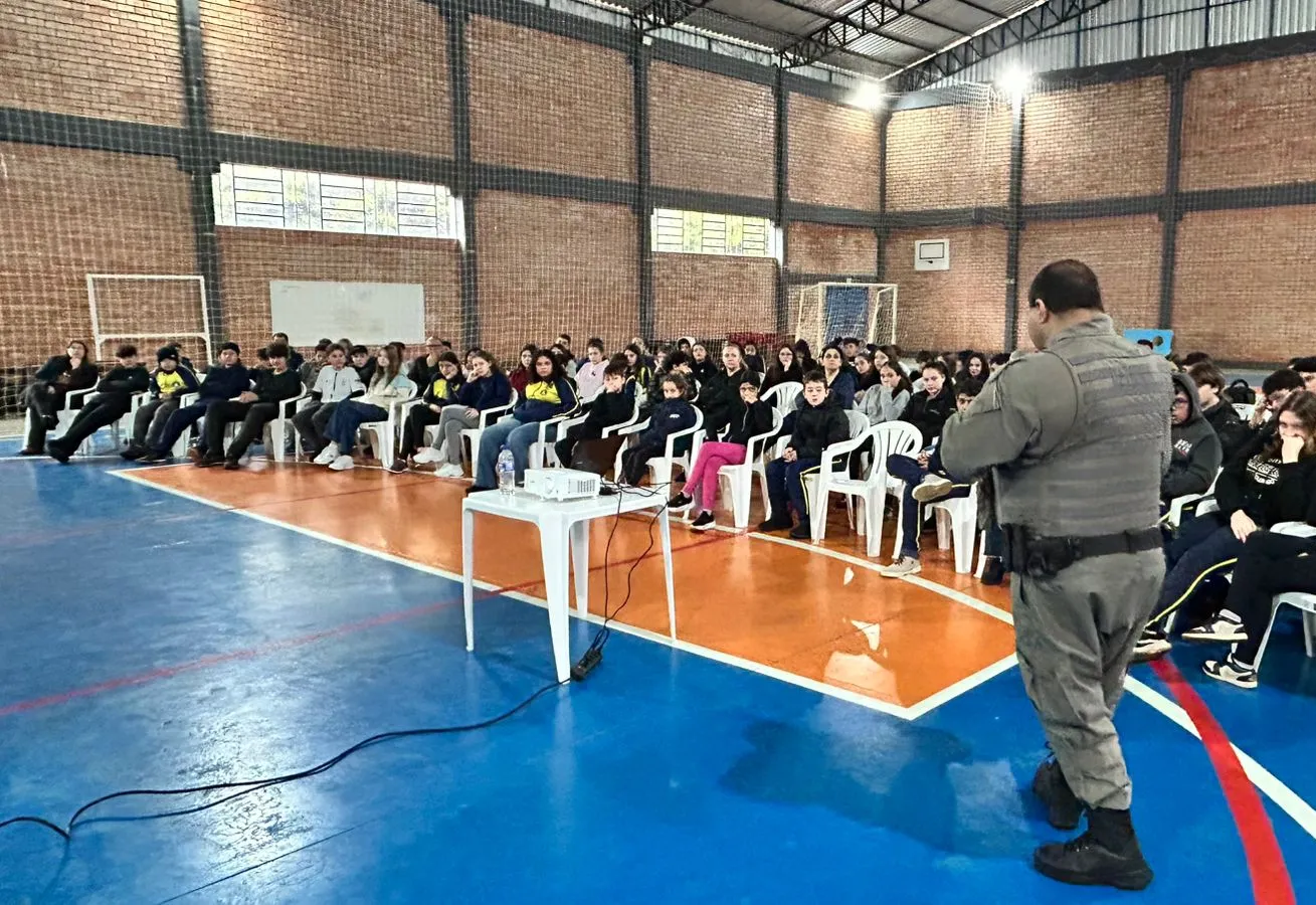 Brigada Militar realiza palestra sobre segurança no trânsito na Escola Municipal Pejuçara