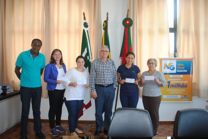 Prefeito entrega cheques referentes aos ganhadores de fevereiro do NFG