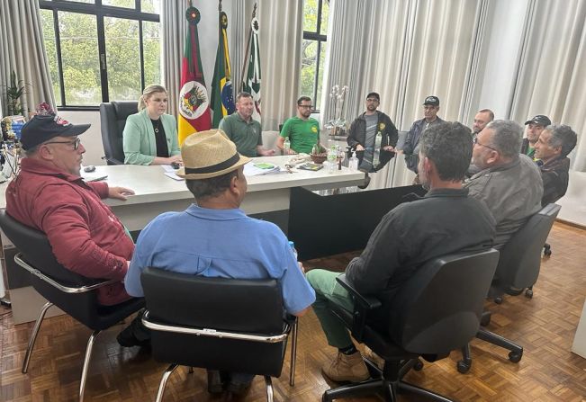 Prefeita Flaviana e vice prefeito João Luiz, receberam equipe da Secretaria de Obras em gabinete