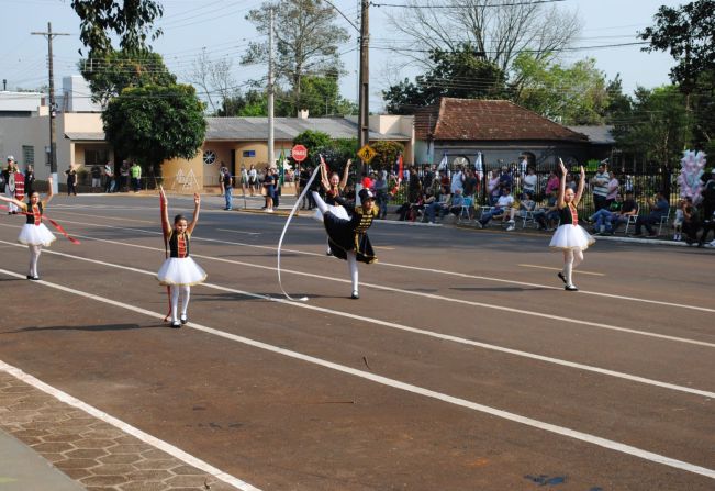 O domingo foi de mostrar o sentimento de patriotismo para a comunidade Pejuçarence que prestigiou mais um Desfile Cívico