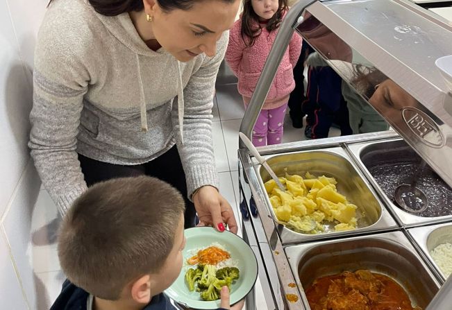Secretaria Municipal de Educação implanta sistema self-service na Emei Maria Schuster