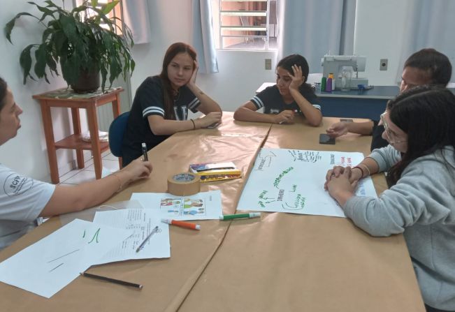 Adolescentes do grupo Fazer Futuro têm atividades de aprendizado e também de qualificação