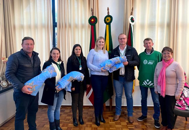 Prefeitura recebe cobertores doados pelo Instituto SLC