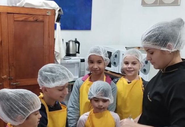 Alunos da Oficina de Culinária do Cepib produzem bolachas para famílias afetadas pelas enchentes