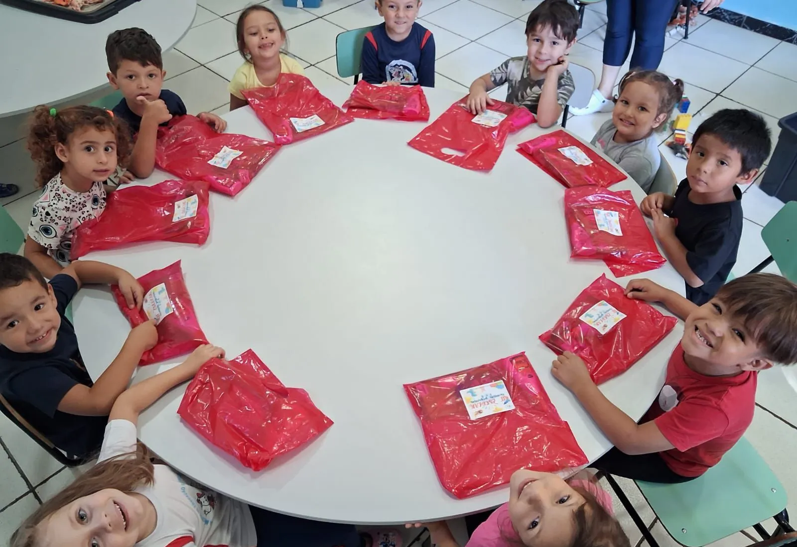 Estudantes da rede municipal recebem kits escolares na volta às aulas 