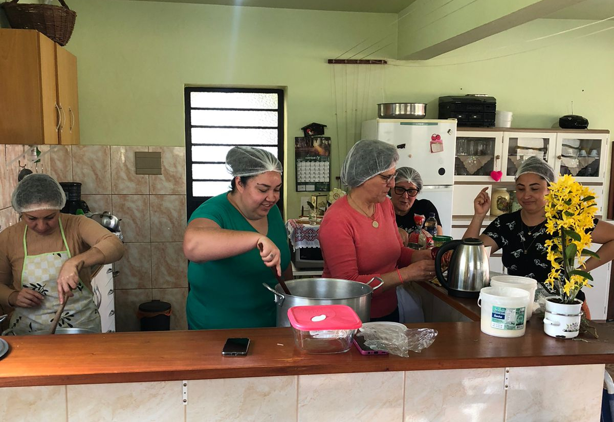 NAAB realiza oficina de culinária com comunidade de Marmeleiro
