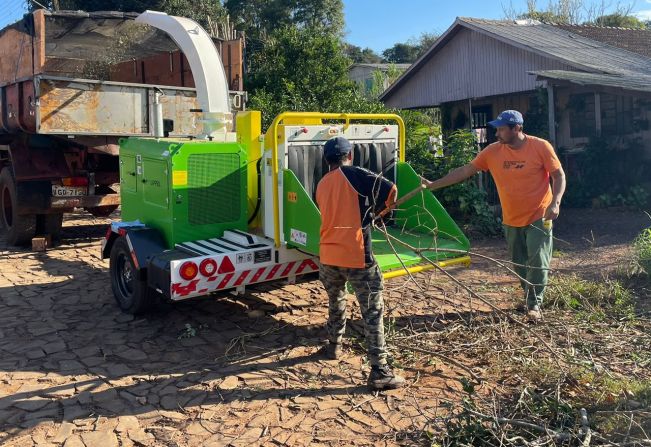 Máquina trituradora de galhos e arbustos agiliza trabalhos de recolhimento de materiais resultantes de poda e limpeza