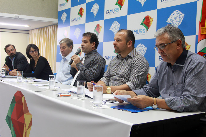 PREFEITO EDUARDO PARTICIPA DE SEMINÁRIO NA FAMURS