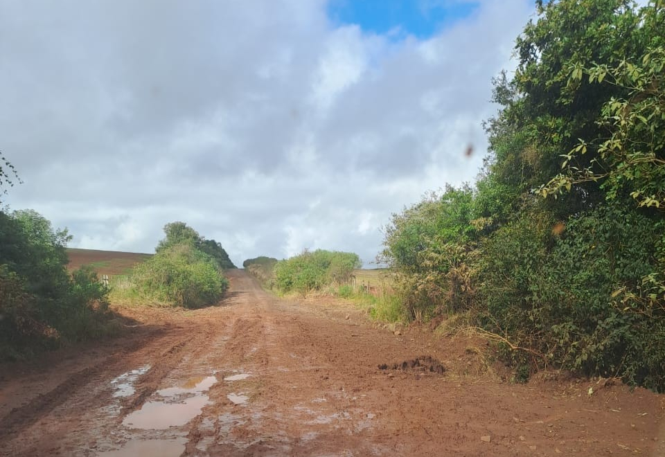 Secretaria de Obras realiza reparos nas estradas devido às últimas chuvas intensas