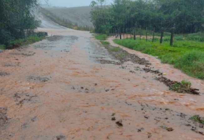 Excesso de chuva gera alerta para trânsito em estradas do interior