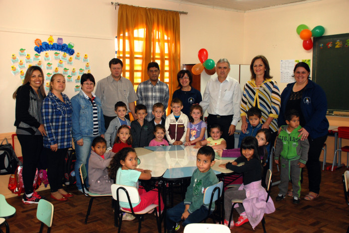PRÉ ESCOLA - CIRANDA DO SABER RECEBE MESAS E CADEIRAS NOVAS