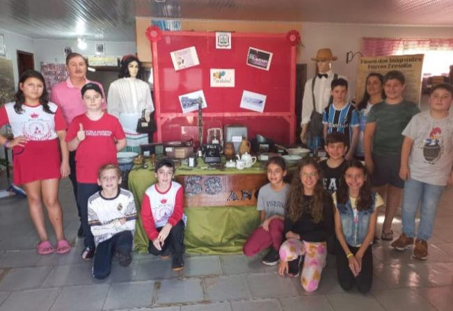 58 motivos para conhecer o Museu: Alunos da Escola Estadual Ângelo Furian visitam Museu dos Imigrantes Marcos Bresolin