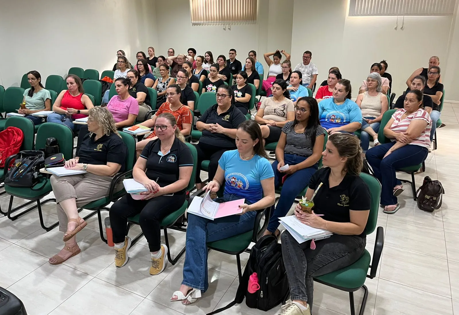 EMEI Maria Schuster participa de capacitações sobre desenvolvimento infantil e primeiros socorros 