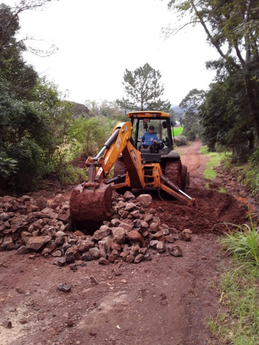 Administração atua no reparo danos provocados pelas chuvas 