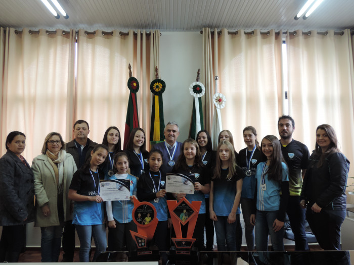 Prefeito homenageia meninas do Futsal de Pejuçara 