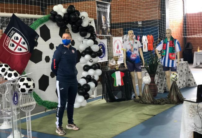 Alunos recebem palestra motivacional apresentada pela Atleta de Futsal Tainã Santos em homenagem ao Dia do Estudante 