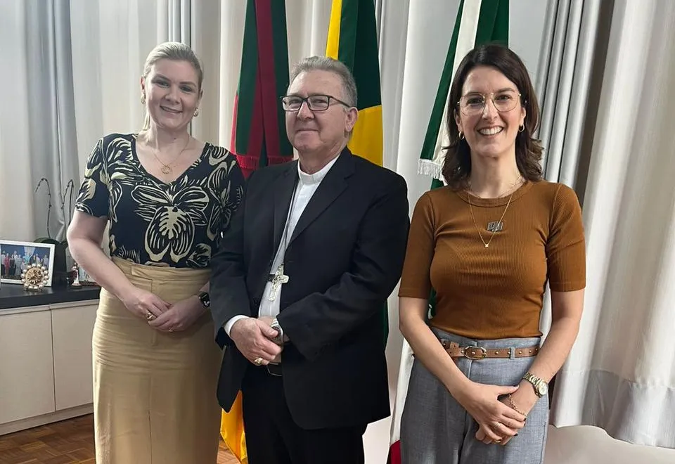 Bispo Dom Nélio visita o município e acompanha atividades educativas