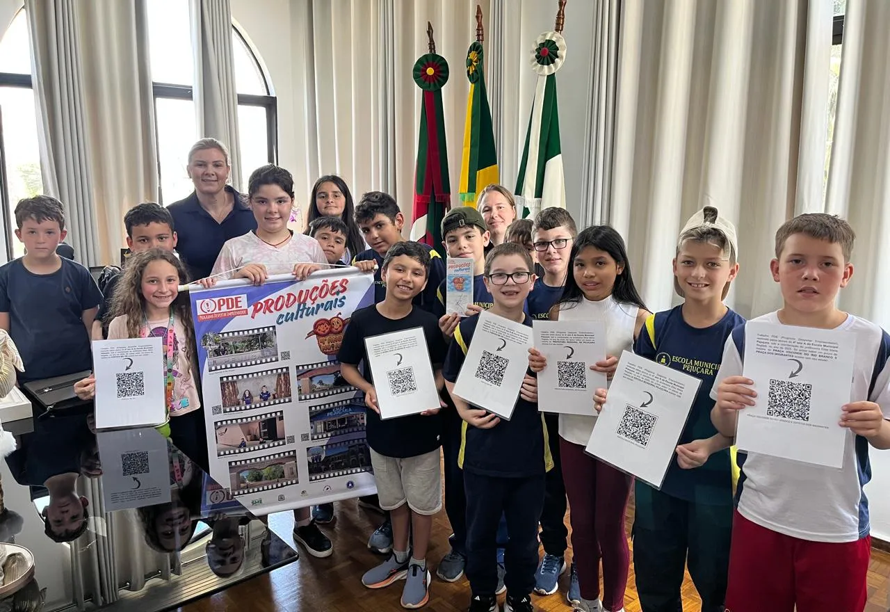 Alunos apresentam projeto sobre pontos turísticos à Secretaria de Cultura