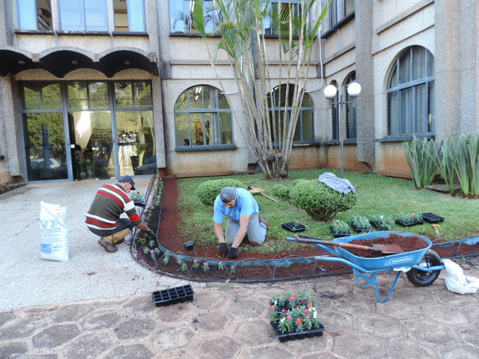 Servidores trabalham na ornamentação do acesso ao Centro Administrativo
