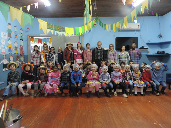 Festa junina movimenta comunidade escolar da Escola Municipal de Educação infantil