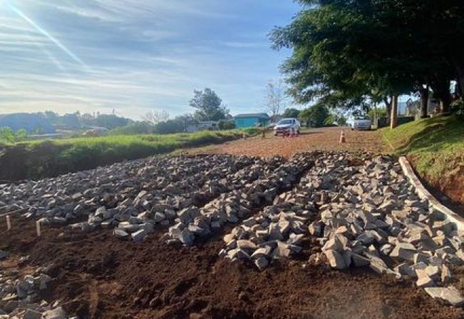 Seguem as obras de calçamento na Rua João Ferretti