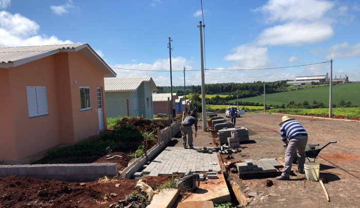 Caminho das Palmeiras: Pavimento do passeio público e construção de muros está em andamento