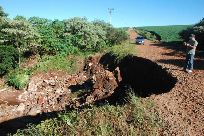 SECRETARIA DE OBRAS REALIZA REPAROS EM REGIÃO ATINGIDA PELAS CHUVAS