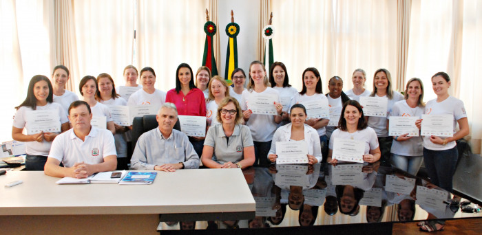 Prefeito entrega Certificados a professores aplicadores e Coordenadores do PDE