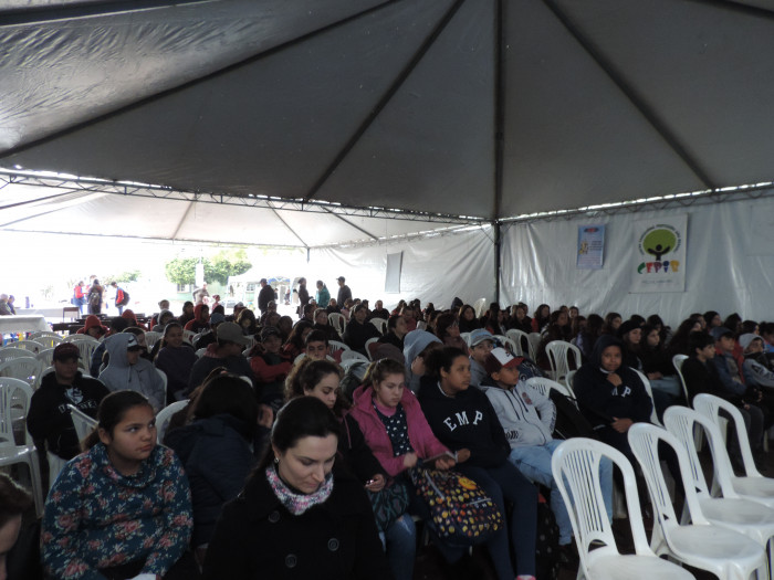 Feira do Livro desperta interesse dos alunos na Festa do Estudante