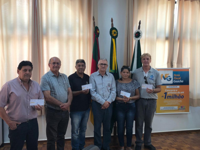 Prefeito entrega prêmios de janeiro para contemplados do Programa Nota Fiscal Gaúcha