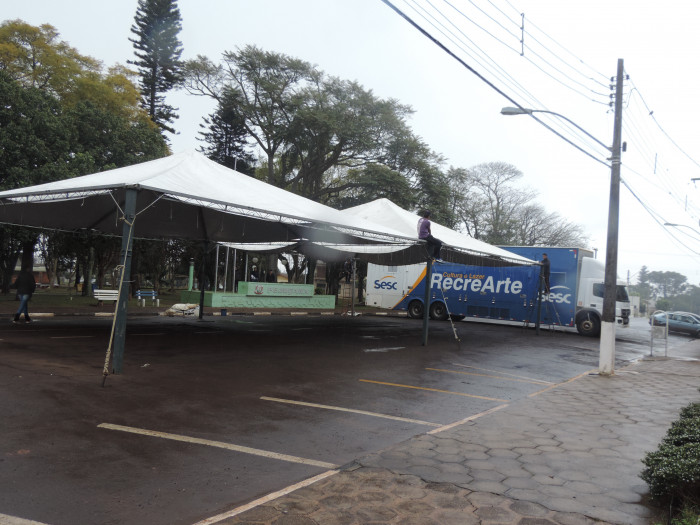 Instabilidade climática não atrapalha montagem de estrutura para Festa do Estudante