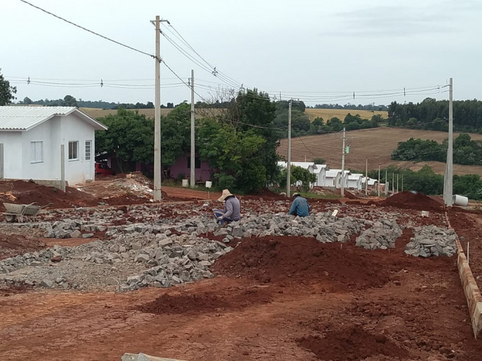 Iniciam as obras do calçamento no conjunto habitacional Caminho das Palmeiras. 