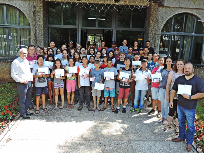 Banda Marcial Estudantil recebe homenagem da administração