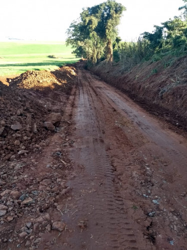 Secretaria de obras atua no melhoramento de estradas