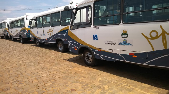 Prefeito recebe ônibus para a Assistência Social em Porto Alegre