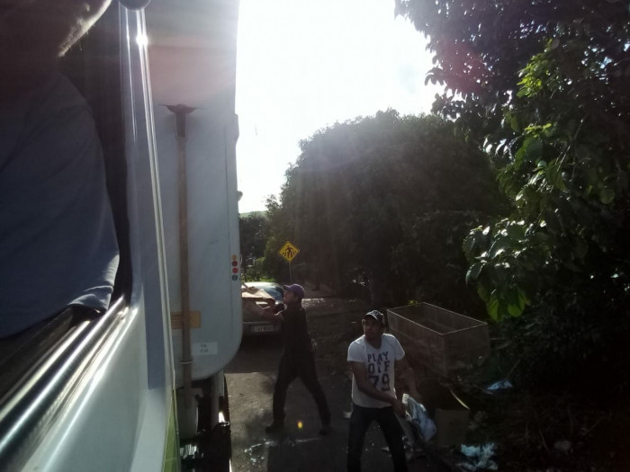 Servidores fazem mutirão para recolher lixo acumulado