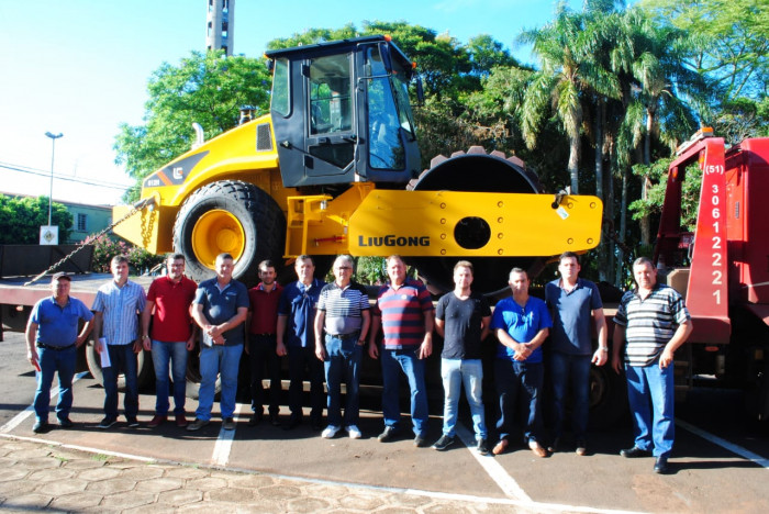 Rolo compactador de última geração é entregue a administração