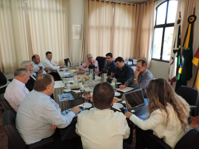 Reunião da Amuplam discute duplicação da BR-285 e tem presença do presidente da Emater. 