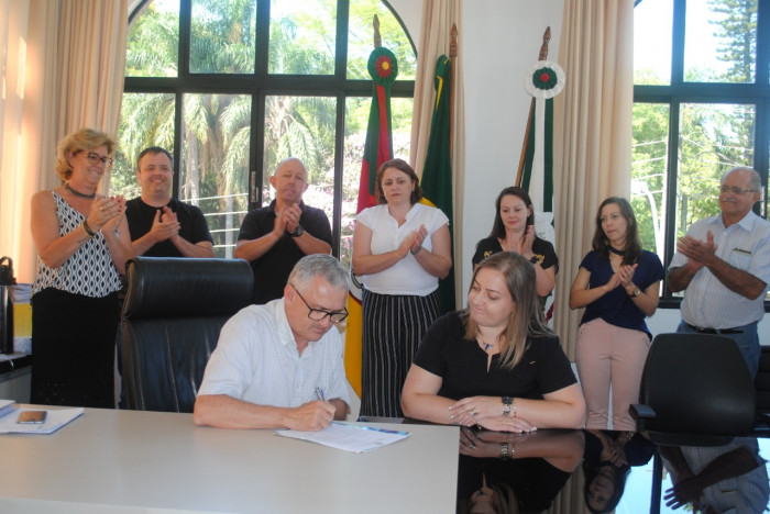 Prefeito da posse a nova secretária de administração