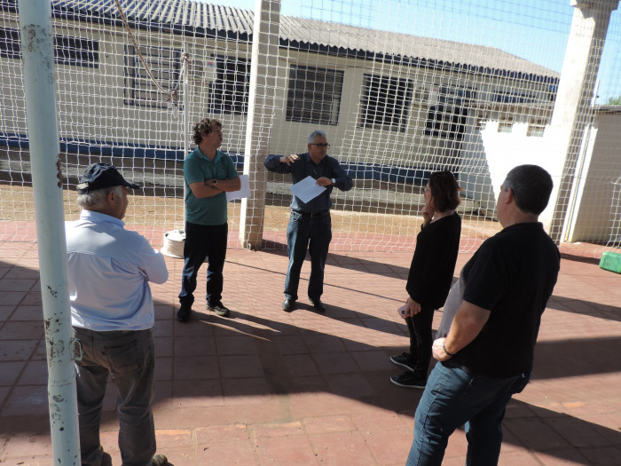 Prefeito vistoria quadra de esporte da Escola Municipal Pejuçara