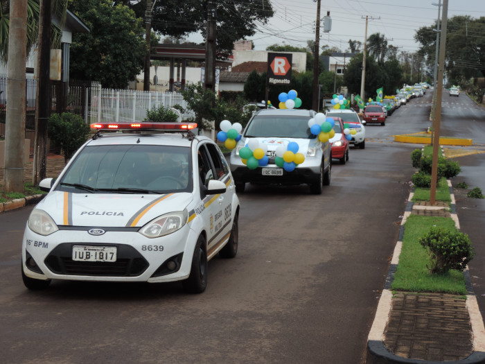 Homenagem a Pátria em Drive Thru Cívica tem boa participação