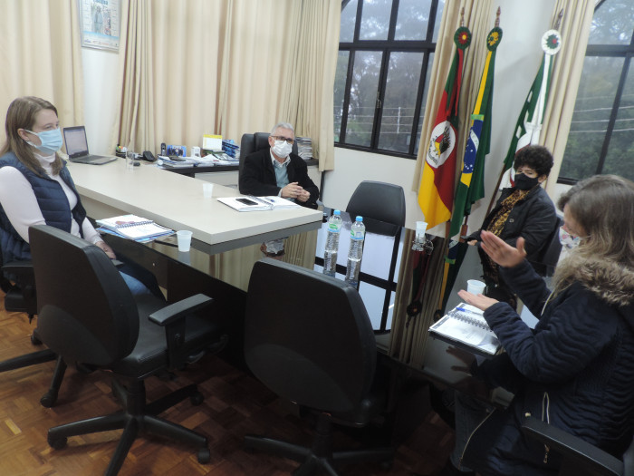 Prefeito recebe a visita da supervisora regional da Emater