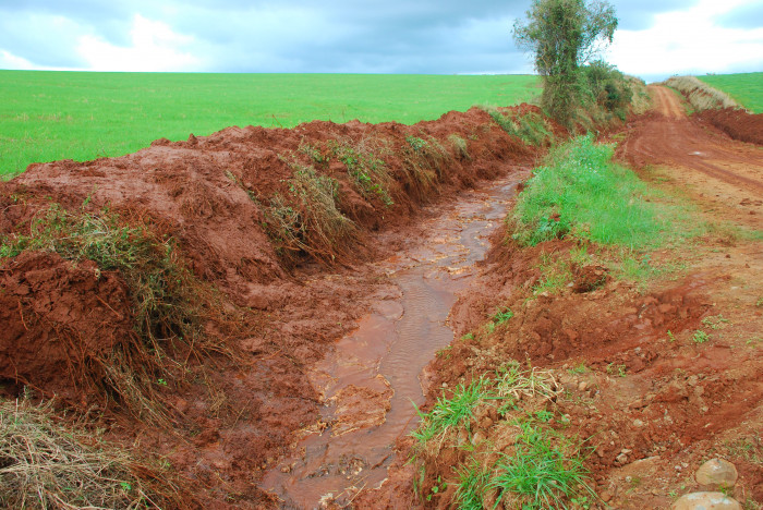 Depois da chuvarada de junho recuperar as estradas rurais virou prioridade