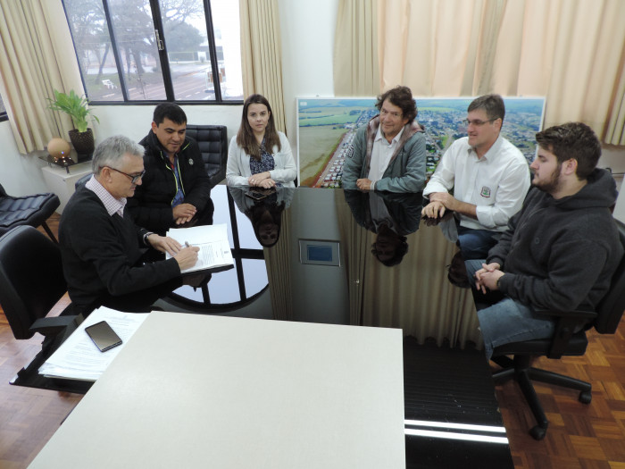 Prefeito assina ordem de serviço para obras no Ginásio Municipal 