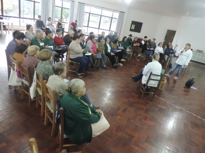 Idosos recebem caderneta de saúde em encontro realizado no CMI