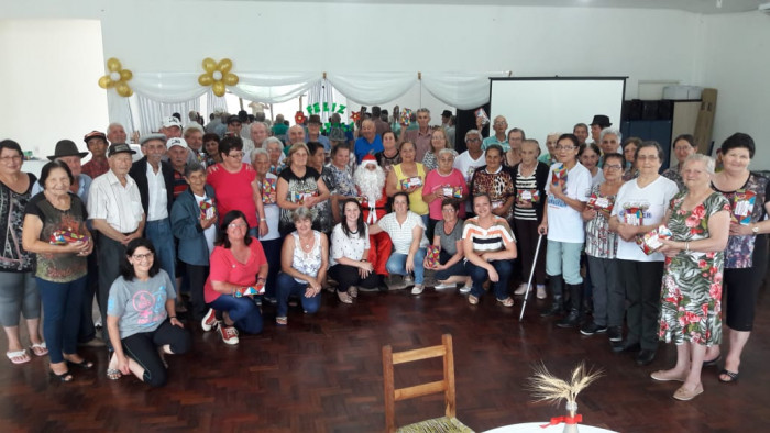Grupo Conviver comemora a chegada do Papai Noel