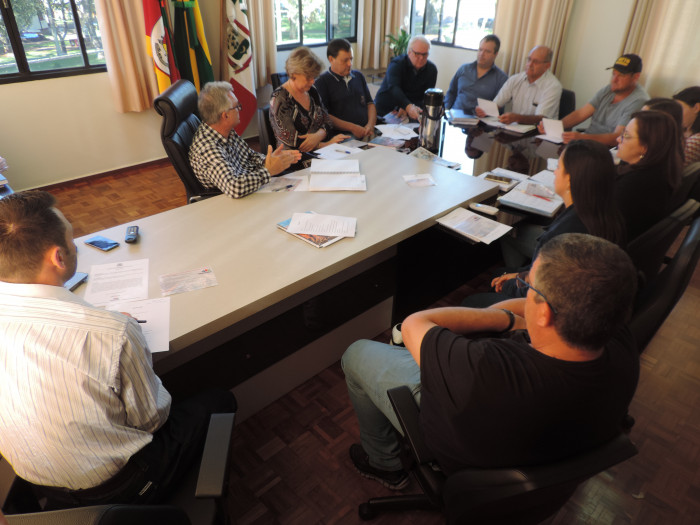 Prefeito chama secretários para ultimar detalhes sobre programação de Natal