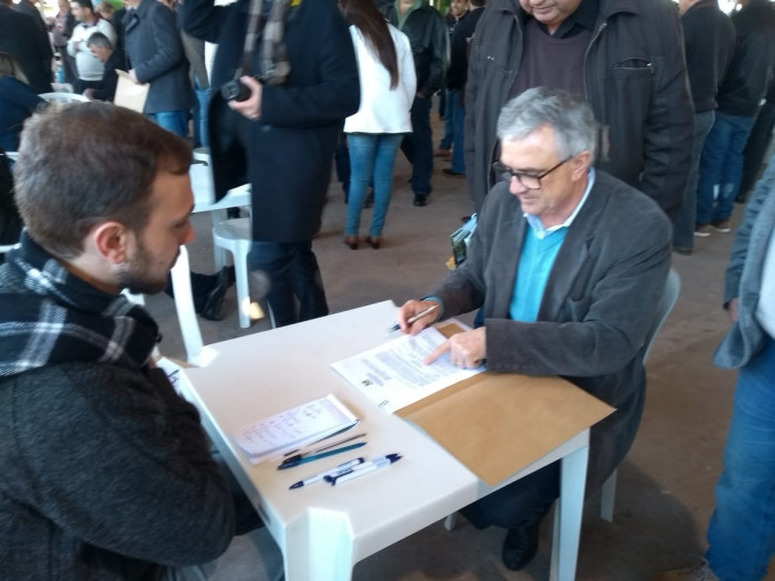 Prefeito recebe equipamento agrícola destinado através de recursos federais